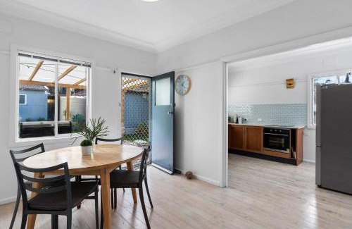 Wamberal Apartment | Cute Beach Escape 50m to Wamberal Beach