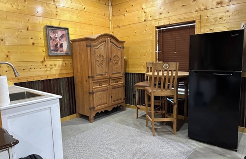 Bryson Cabin | Cute cabin with rustic vibe, pretty view and fishing!