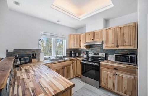Black Hawk House | Cute & Cozy 3 Bedroom Home w/Hot Tub and complimentary Gift Basket