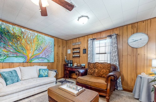 Aransas Pass House | Cute home with fast WiFi, central AC, fenced yard, screened porch, firepit & W/D
