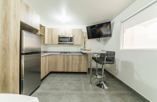 Kamay Apartment | Cute King Bed Studio - Minutes from Beach w/Pool