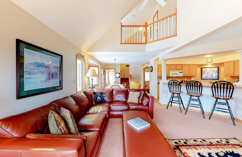 Sunday River Area House | Cute townhome on the slopes with trail access, deck, hot tub & pool