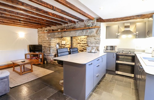Llanbedr Cottage | CWM YR AFON COTTAGE, pet friendly, with open fire in Llanbedr