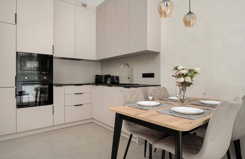 Wroclaw City Center Apartment | Czysta 4 Wrocław | Beige Apartment with Garden, Desk and Air Conditioning