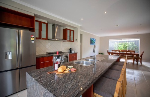 Ocean Grove Apartment | Daintree Family Getaway- Beach, Aircon,