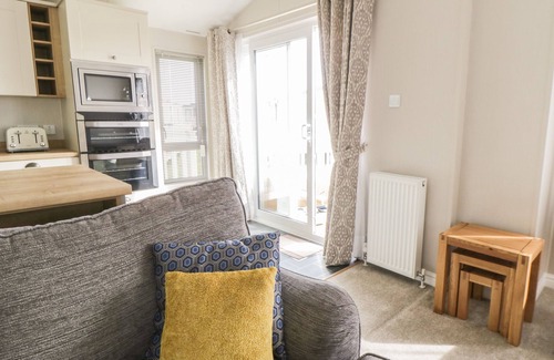 Cayton Bay Cottage | DAISY LODGE, pet friendly, country holiday cottage in Cayton