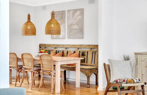 Port Noarlunga South House | Daisy's Beachside Cottage-Picnic Garden & Games