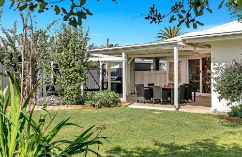 Port Noarlunga South House | Daisy's Beachside Cottage-Picnic Garden & Games