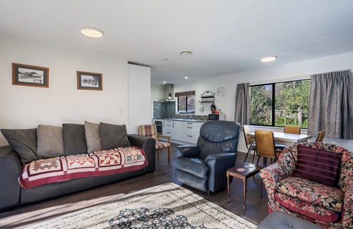 Raumati South House | Dale Sanctuary - Raumati South Holiday Home
