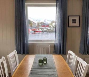 Sund i Lofoten Apartment | Damperiholmen cabin