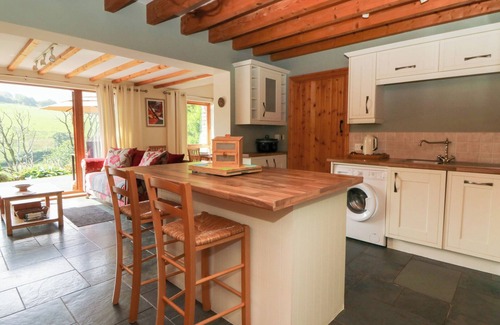 Pentrefelin Cottage | DAN CASTELL COTTAGE, pet friendly, with a garden in Llandeilo