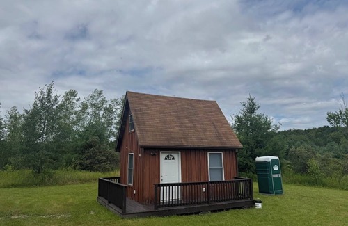 Greene Cabin | Dark Sky Cabin – Cozy Retreat with Wi-Fi & Fire Pit