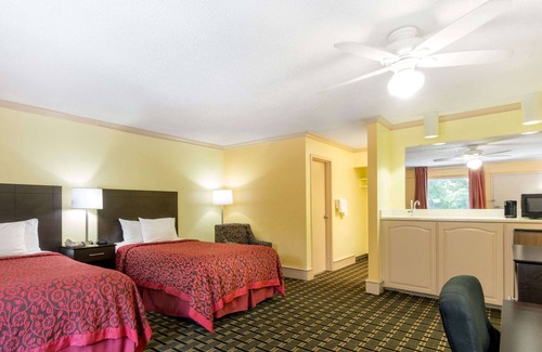 Garden City Hotel | Days Inn by Wyndham Savannah Airport