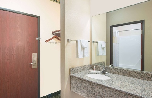 Sullivan Hotel | Days Inn by Wyndham Sullivan