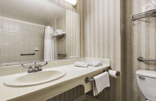 Fallingbrook Hotel | Days Inn by Wyndham Toronto East Lakeview