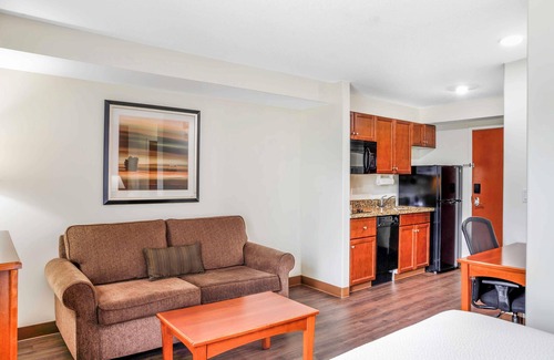 Sherwood Park Hotel | Days Inn & Suites by Wyndham Sherwood Park Edmonton