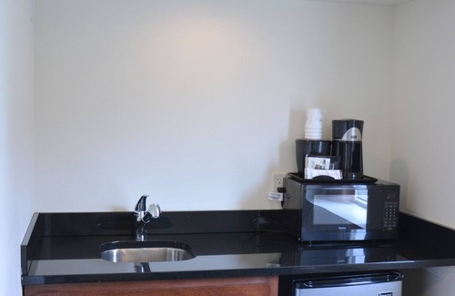Milwaukee Hotel | Days Inn & Suites by Wyndham Milwaukee