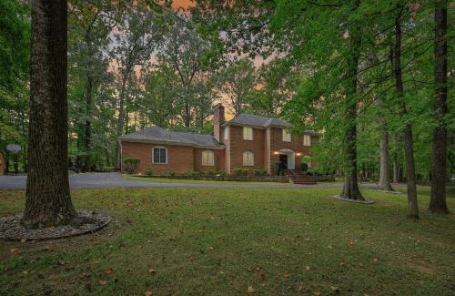 Montgomery Village House | DC Luxury Retreat in Forest Spacious Full of Fun