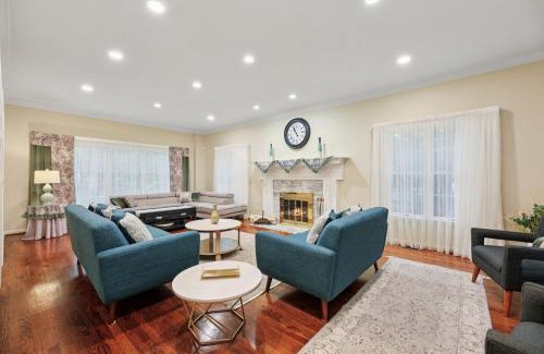 Montgomery Village House | DC Luxury Retreat in Forest Spacious Full of Fun