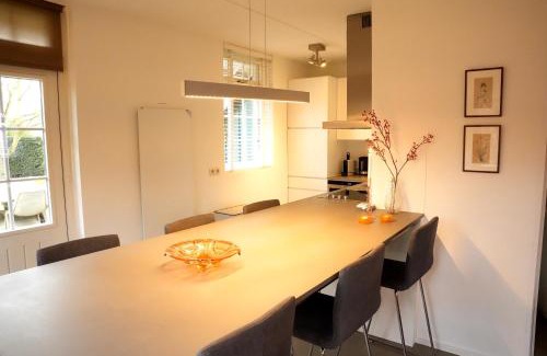 Lievelde House | De Goudvink 7-persoons, overdekte hottub en loungebank, finse sauna, wifi, sunshower