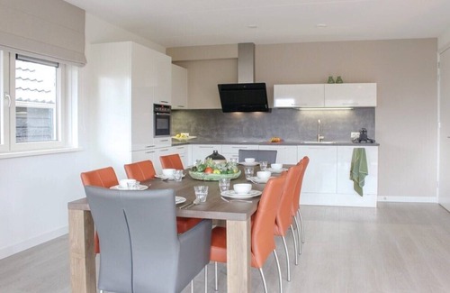 Idskenhuizen House | De Singelier is an 8 person wellness water villa