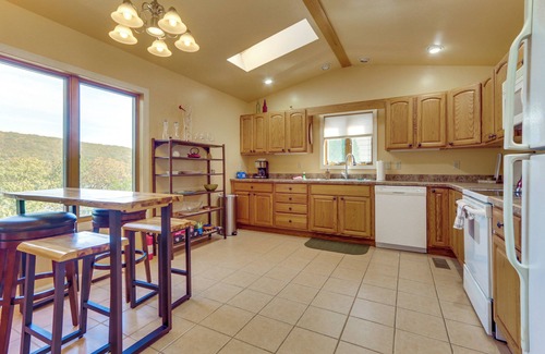 Thayerville House | Deep Creek Lake Townhome w/Deck & Water Views