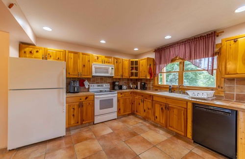 Piney Creek Cabin | Deer Crossing Cabin-Gorgeous Mountain-Valley Views, 14 mi. To Main St,Sparta, NC