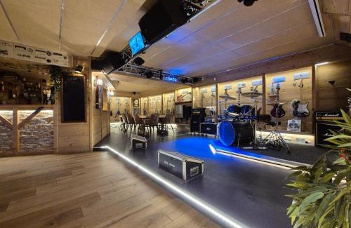 Orchamps-Vennes Bed & Breakfast | DEL VINO bar à vin & guitares Appartement Sauna Terrasse Garage