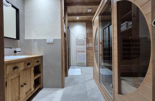 Orchamps-Vennes Bed & Breakfast | DEL VINO bar à vin & guitares Appartement Sauna Terrasse Garage