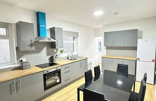 Grangetown House | Delightful 4-bedroom house in Cardiff City Centre