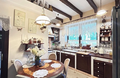 Lesznowola House | Delightful 4-bedroom house in Magdalenka with WiFi, AC