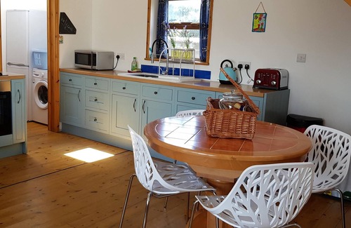 Widemouth Bay House | Delightful retreat, 3 mins walk to Widemouth Bay blue flag beaches & coast path