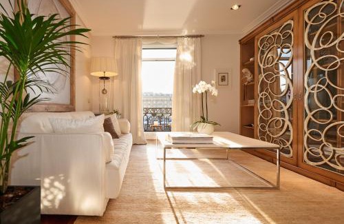 Gros Apartment | Deluxe Apt-Views to historic Maria Cristina Hotel