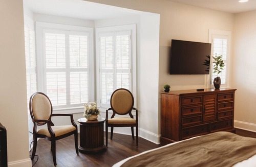 Downtown Hotel | Deluxe Guestroom - 2 Queens · The Jefferson Inn Rm. 4