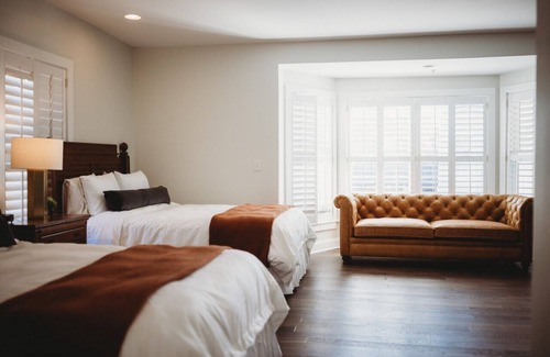 Downtown Hotel | Deluxe Guestroom - 2 Queens · The Jefferson Inn Rm. 5