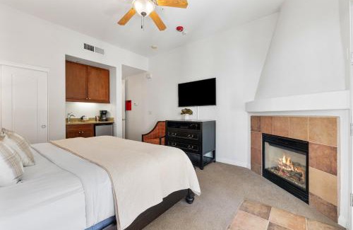 La Quinta Apartment | Deluxe King Casita Condo with Access to Outdoor Resort-Style Pool condo