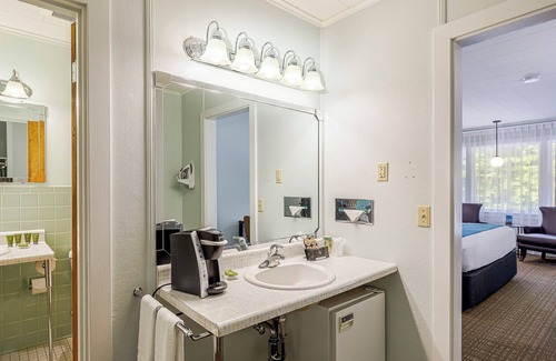 Bar Harbor Hotel | Deluxe King Room w/Breakfast Included