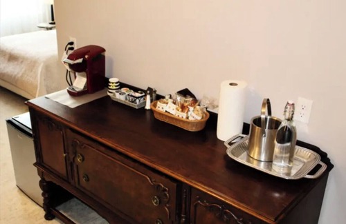 Southwest Minneapolis Apartment | Deluxe Queen Room in Minneapolis Boutique Hotel