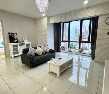 Seri Tanjung Pinang Apartment | Deluxe Seaview Suite Tripe Bed with bath tub 13A