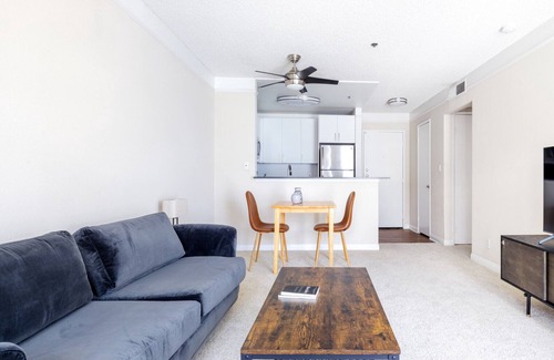 Sherman Oaks Apartment | Deluxe Sherman Oaks 1BR w/Pool, Gym, Lounge, near TJ + WF, by Blueground