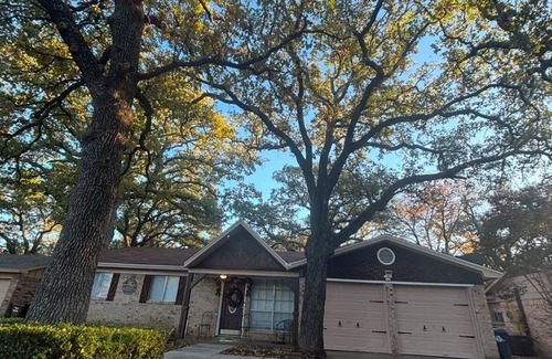 Denton House | Denton Casita 10 min to square. Pet friendly!