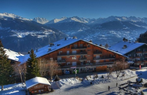Anzere Apartment | Departure "skis on" from this apartment. Located in the central square and pedestrian Anzère, this p