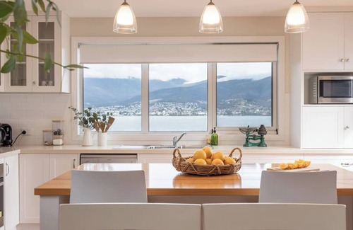Otago Cottage | Derwent River Cottage Tranquil Waterfront Living