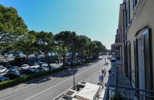 Desenzano del Garda City Centre Apartment | DesenzanoLoft Official Partner Homes & Villas by Marriott Bonvoy - The Lake Giant - Renovated 2025 - Lake View