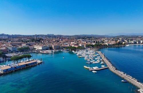 Desenzano del Garda City Centre Apartment | DesenzanoLoft Official Partner Homes & Villas by Marriott Bonvoy - Cocktail Lake Front Family apartment