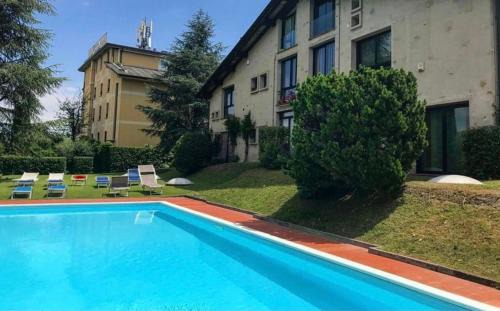 Rivoltella Apartment | DesenzanoLoft Official Partner Homes & Villas by Marriott Bonvoy - SWAROVSKI Family apartment with pool