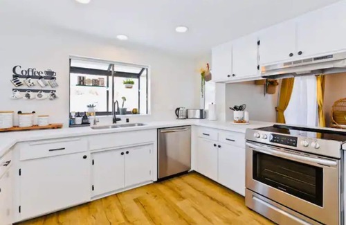 Yucca Valley House | Desert Dream Oasis - KING Suite, Cabana, Hot Tub, Fire Pit, BBQ, Disney+