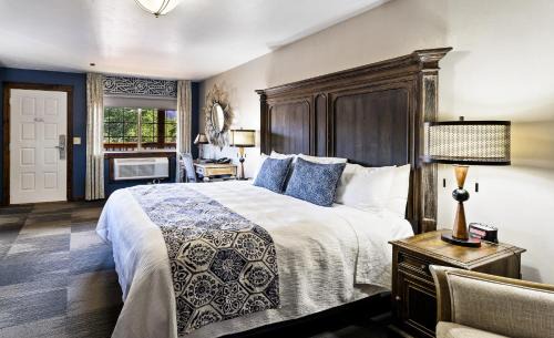 Bluff Hotel | Desert Rose Resort & Cabins