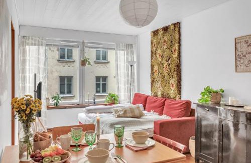 Punavuori Apartment | Design District w Free Parking Garage, Balcony, Netflix, 200m tram&bus