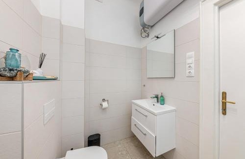 Pusztavacs Apartment | Designer Boho Loft 2BA 2BR AC Balcony